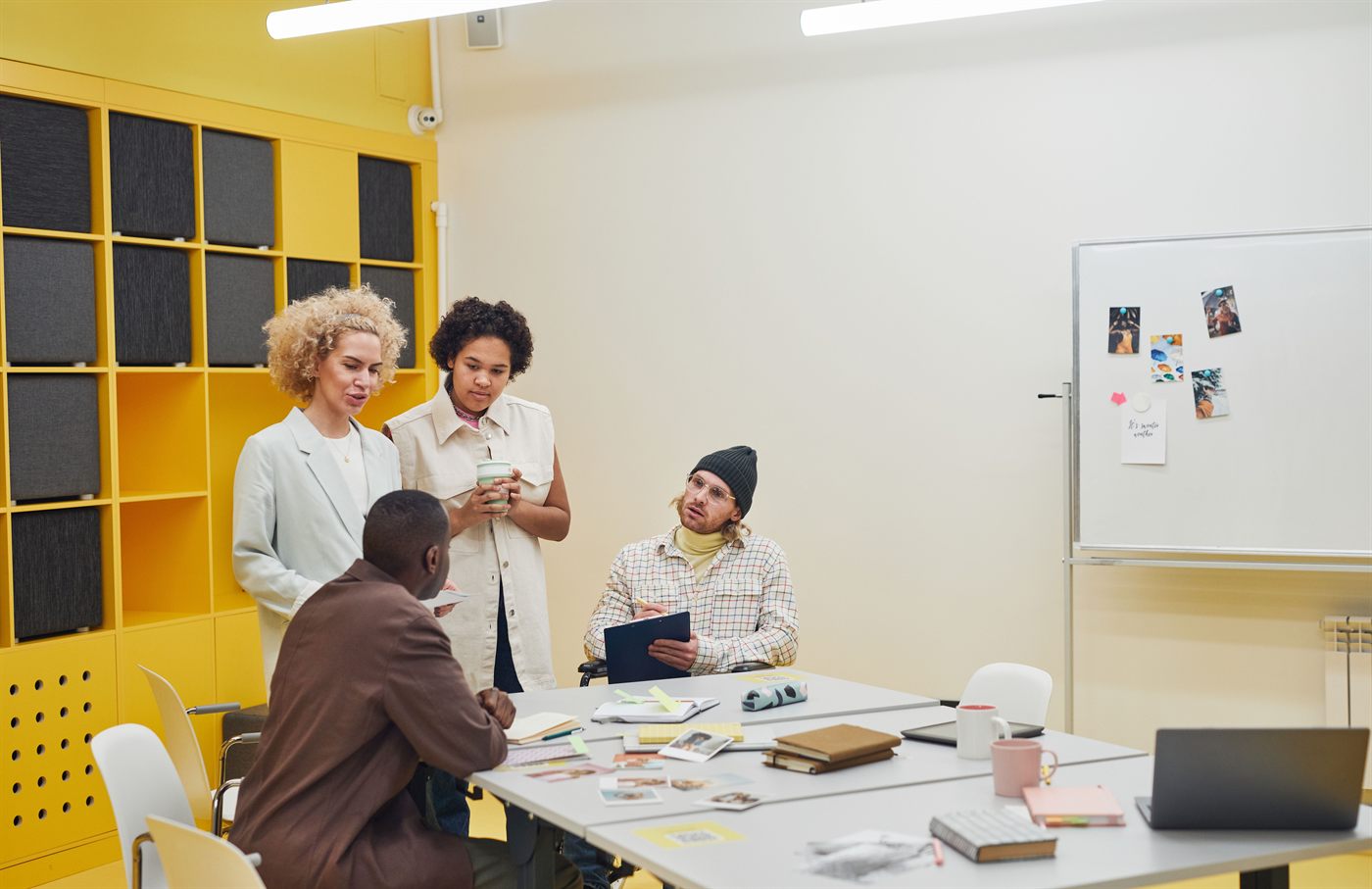 Team professionale in riunione strategica in un ufficio moderno