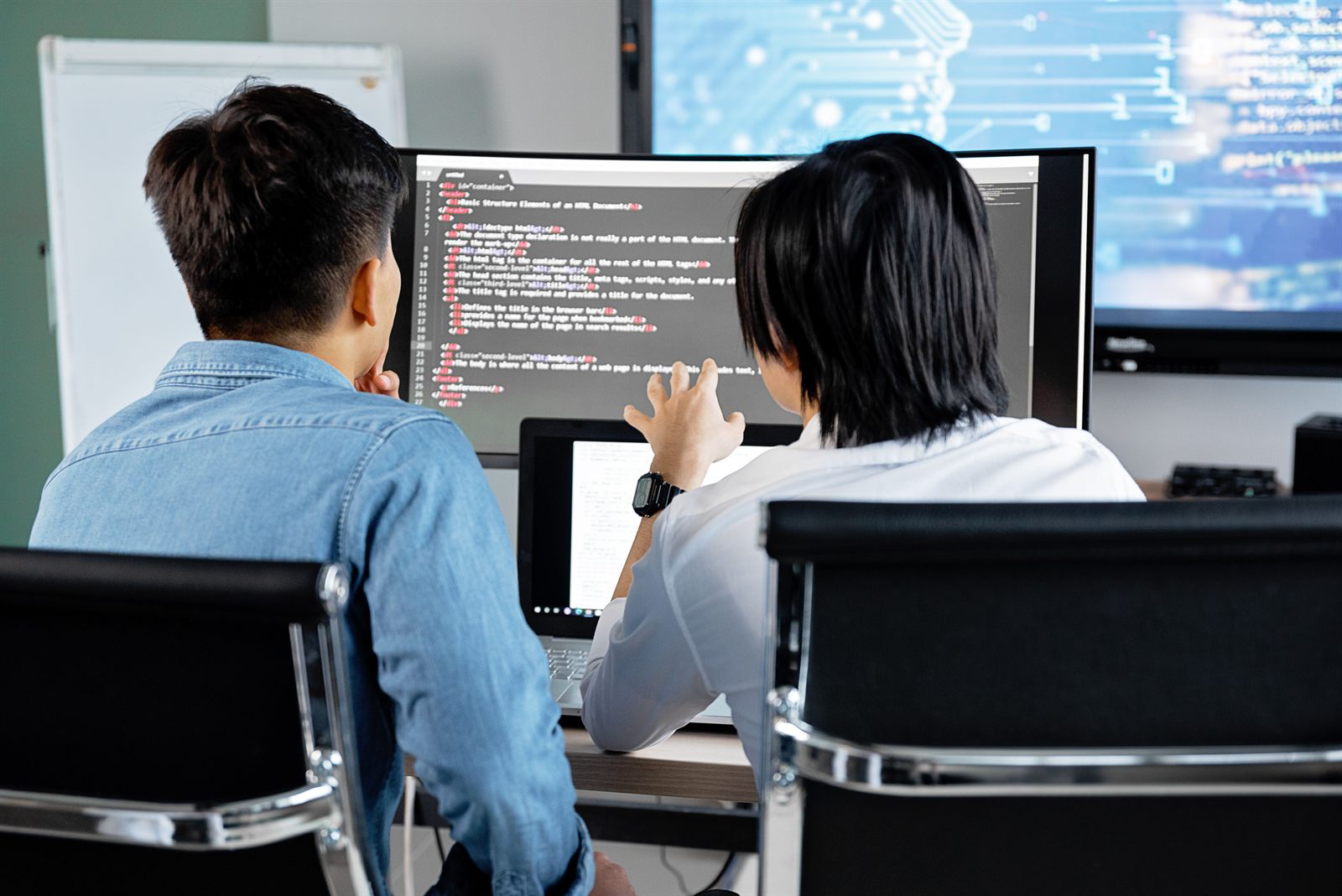 Team IT al lavoro su schermi multipli con codice e dashboard, stile moderno blu/tech